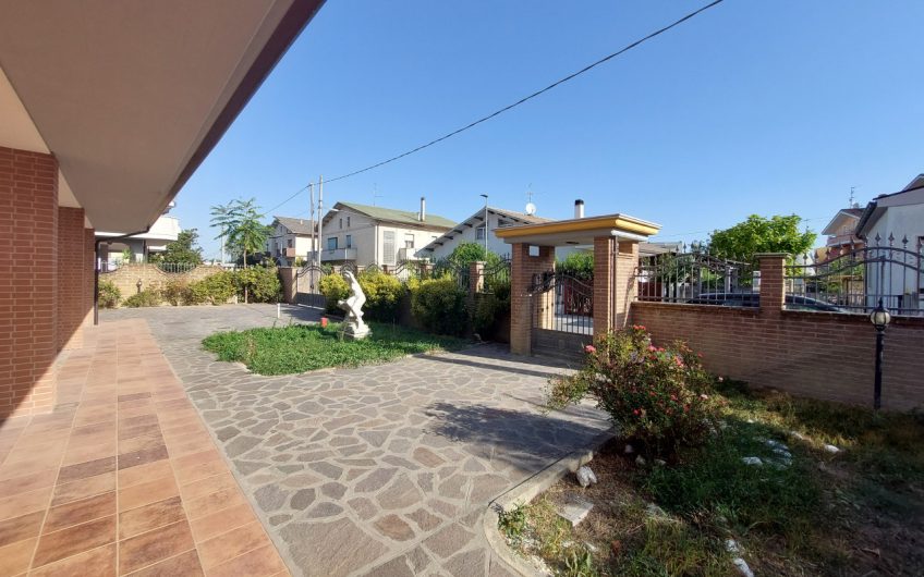 Montesilvano – via Vespucci – Graziosa villa singola di 400 mq